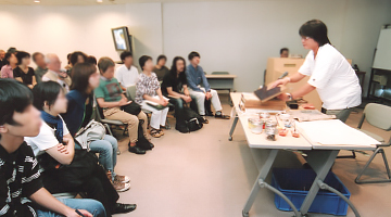 竹中健司が蘭花譜展関連イベントで浮世絵摺りを実演